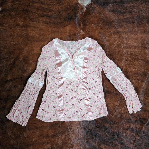 Wonderly Women's Bell Sleeve Top - Picture 1 of 2